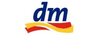 Das Logo von dm mit blauen Buchstaben auf wellenfรถrmigem gelb-roten Hintergrund.