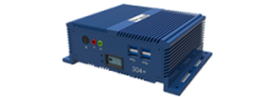 Blauer industrieller Computer mit mehreren Anschlüssen, Lüftungsschlitzen und grünem sowie rotem Knopf.