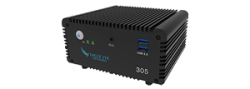 Schwarzes, kompaktes Gerät mit USB-Anschlüssen und einem Logo mit der Aufschrift "Eagle Eye Networks".