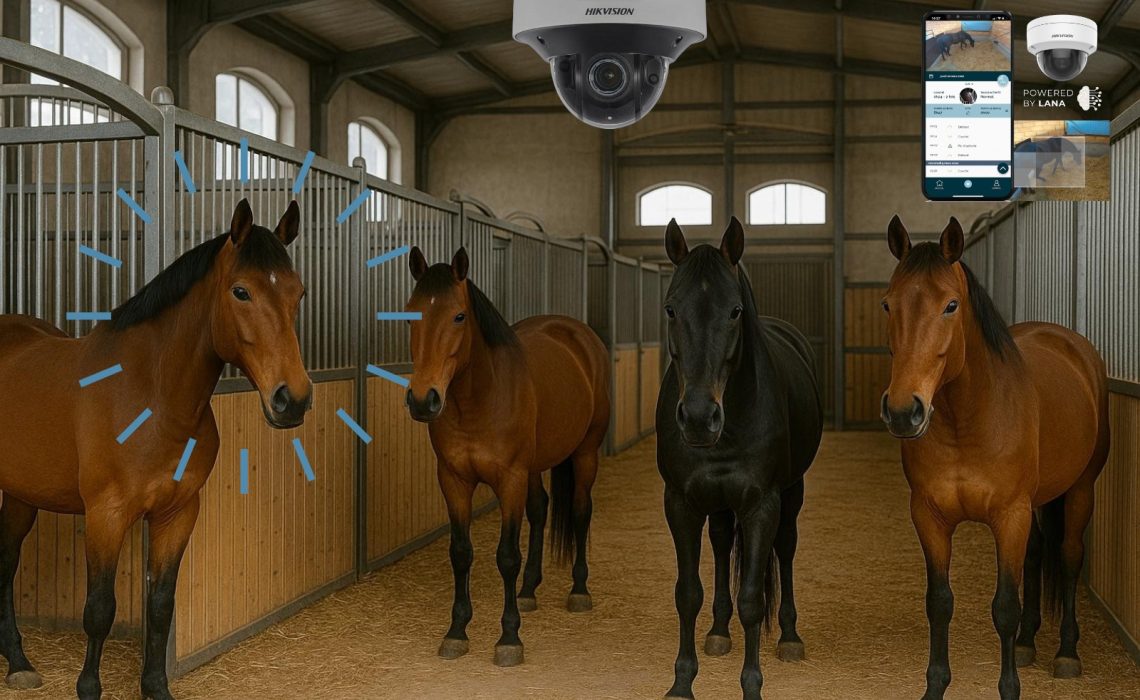 Vier Pferde stehen in einem Stall, zwei von ihnen sind braun und eines ist schwarz. An der Decke ist eine Überwachungskamera installiert. In der oberen rechten Ecke sind ein Smartphone-Bildschirm und eine Kameraansicht zu sehen mit der Aufschrift 'POWERED BY LANA'.