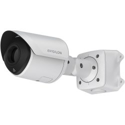 Eine weiße Überwachungskamera von Avigilon mit einem zylindrischen Gehäuse und einem beweglichen Wandhalterungsarm.