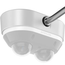 Nahaufnahme einer Überwachungskamera von Avigilon mit zwei Linsen in einem glänzenden, weißen Gehäuse, das an der Decke montiert ist.