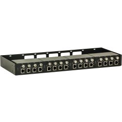Ein schwarzer Rack-Mount-Netzwerkverteiler mit mehreren BNC- und Ethernet-Anschlüssen in einer horizontalen Reihe.