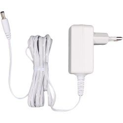 Ein weißes Steckernetzteil mit einem langen, aufgerollten Kabel.