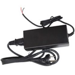 Ein schwarzes Netzteil mit Netzkabel und offenem Kabelende, das für elektronische Geräte verwendet wird.