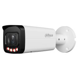 Weiße Sicherheitskamera von Dahua Technology, mit schwarzem Objektiv und vier rot leuchtenden Infrarotlichtern an der Vorderseite, montiert auf einem Wandhalterungssockel.