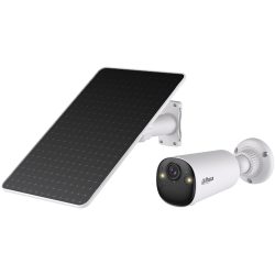 Eine Überwachungskamera mit einem seitlich montierten Solarpanel, das in einer weißen Halterung installiert ist.
