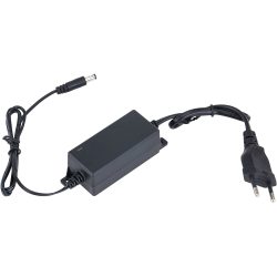 Ein schwarzes Netzteil mit einem Eurostecker und einer Buchse für einen Hohlstecker, platziert auf einem weißen Hintergrund.