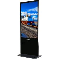Ein stehendes digitales Display mit einem Foto einer farbenfrohen Dampflokomotive auf einer Eisenbahnstrecke, umgeben von einer offenen Landschaft mit blauem Himmel und weißen Wolken.