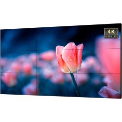 Nahaufnahme einer rosa Tulpe mit Wassertropfen, dargestellt auf einem 4K Ultra HD Bildschirm mit einem unscharfen blauen Hintergrund und weiteren Tulpen im Hintergrund.