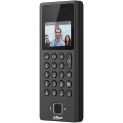 Ein schwarzfarbenes Zutrittskontrollgerät von Dahua mit numerischer Tastatur, Fingerabdruckleser und einem kleinen Display, das das Bild einer lächelnden Person zeigt.