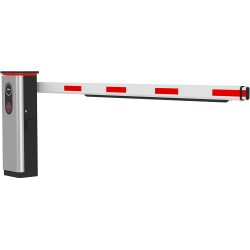 Eine moderne Schranke mit einem weißen Arm und roten Reflektoren, montiert an einem silbernen und schwarzen Standfuß.