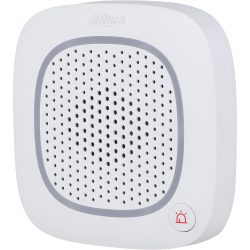 Ein weißer Rauchmelder mit einem runden Gitterdesign auf der Vorderseite und einem kleinen roten Lämpchen unten rechts. Das Logo ist dezent oben in der Mitte platziert.