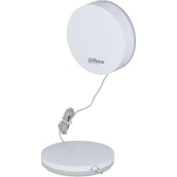 Rundes, weißes Überwachungsgerät von Dahua Technology mit einem Kabel, das zur Basis führt, auf die das Logo des Herstellers gedruckt ist.
