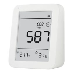 Ein weißer CO2-Messgerät mit digitalem Display zeigt 587 ppm CO2 an, die Temperatur beträgt 21,7°C und die Luftfeuchtigkeit 31%.