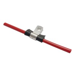 Roter Kabel mit schwarzer Isolierung, das an einem Metallschaltkontakt befestigt ist, der ein Befestigungsloch enthält.