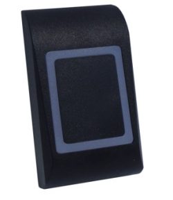 Ein schwarzes, rechteckiges RFID-Lesegerät mit abgerundeten Kanten und einem hellen Rahmen in der Mitte.