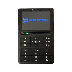 Ein schwarzes elektronisches Bedienfeld der Marke Aritech mit einem Display, das das Logo anzeigt, und einer Tastatur mit numerischen Tasten und funktionalen Bedienknöpfen.