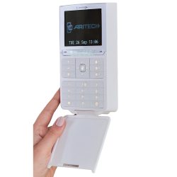 Nahaufnahme einer Hand, die ein Aritech-Bedienfeld mit Display und beleuchteten Tasten hält.