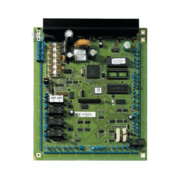 Nahaufnahme einer grünen Leiterplatte mit verschiedenen elektronischen Bauteilen wie Chips, Steckern und Spulen.