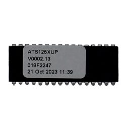 Schwarzer integrierter Schaltkreis mit einem Etikett, das die Bezeichnung 'ATS125XUP', 'V0002.13', '018F2247' und das Datum '21 Oct 2023 11:39' zeigt.