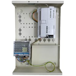 Eine offene, rechteckige Metallbox mit einer installierten weißen elektrischen Komponente oben und einem belüfteten Netzteil unten links, verbunden durch farbige Kabel.