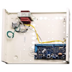 Ein offener Metallkasten mit einer eingebauten blauen elektronischen Platine und einem Transformator mit verkabelter Verbindung.