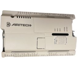 Ein weißes ARITECH-Gerät mit mehreren Anschlüssen und Beschriftungen auf der Oberfläche, angezeigt aus einem schrägen Winkel.
