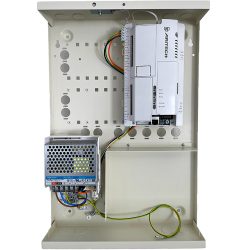 Ein offenes Metallgehäuse mit einer elektronischen Steuerungseinheit und Verdrahtung im Inneren, die auf einem weißen Hintergrund montiert sind. Die Steuerungseinheit befindet sich oben rechts, während unten links ein Netzteil platziert ist.