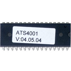 Ein schwarzer Mikrochip mit mehreren Pins an den Seiten, auf dem ein weißer Aufkleber mit der Aufschrift 'ATS4001 V:04.05.04' angebracht ist.