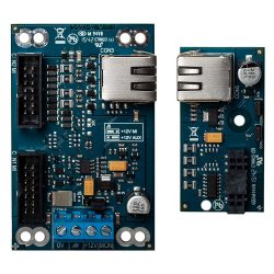 Zwei blaue elektronische Leiterplatten mit verschiedenen elektronischen Bauteilen, einschließlich Steckverbindern, Kondensatoren und Anschlussklemmen, die nebeneinander angeordnet sind.