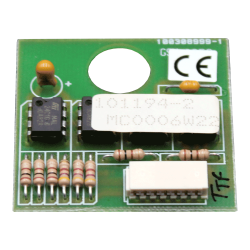 Nahaufnahme einer grünen Leiterplatte mit verschiedenen schwarzen und braunen elektronischen Bauteilen, darunter Chips, Widerstände und Kondensatoren, sowie eine CE-Markierung.