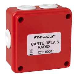 Ein rotes quadratisches Gehäuse mit aufgeklebtem Etikett, auf dem 'Finsecur', 'Carte Relais Radio' und die Nummer '121100013' stehen.