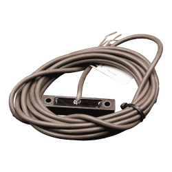 Ein aufgewickeltes braunes Kabel mit einer rechteckigen Metallbefestigung in der Mitte, versehen mit zwei Ösen an den Enden und einem beiliegenden Etikett.