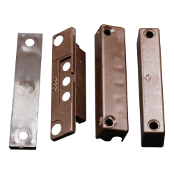 Vier braune Metall- oder Kunststoffstreifen mit Löchern und Befestigungselementen, die offenbar als Teile eines Verschlussmechanismus oder Halters dienen könnten.