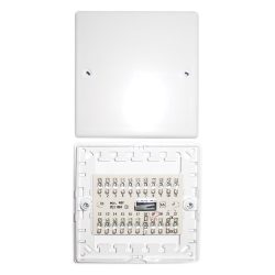 Ein geöffnetes weißes elektrisches Anschlussfeld mit nummerierten Klemmen auf einer Platine.