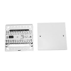 Ein offener Verteilerkasten mit elektronischen Komponenten und abgenommenem Deckel, der daneben liegt.