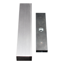 Magnetischer Türverschluss aus Metall, bestehend aus einer langen, rechteckigen Leiste und einem Metallstück mit einer eingelassenen Schraube.
