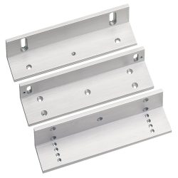 Drei silberne L-förmige Metallwinkel mit mehreren gebohrten Löchern in einer diagonalen Reihenfolge angeordnet.