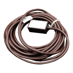 Eine aufgerollte braune Kabel mit einem rechteckigen Plastikgehäuse an einem Ende.