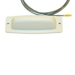 Eine weiße GPS-Antenne mit einem Kabel, das einen goldenen Anschluss hat, liegt auf einem weißen Hintergrund.