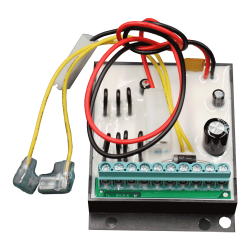 Ein elektronisches Modul mit mehreren angeschlossenen Kabeln in Rot, Schwarz und Gelb, auf einer Platine montiert mit Bauteilen wie Kondensatoren und einem Anschlussfeld.