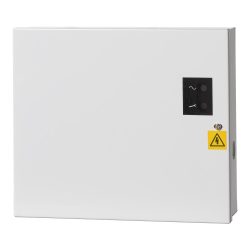 Weiße Metallbox mit einem schwarzen Bereich und einem gelben Warnsymbol für elektrische Spannung an der Vorderseite.