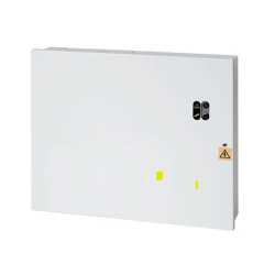 Weißer elektrischer Schaltschrank mit kleinen Anzeigen und einem Warnhinweis auf der Vorderseite.