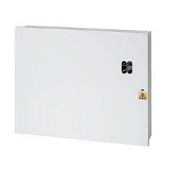 Weißer Elektroschaltkasten mit einem verriegelten Schloss und einem Warnschild für elektrische Spannung.