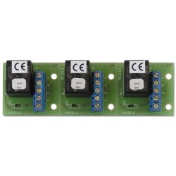 Drei identische grüne elektronische Leiterplatten mit aufgelöteten Relaismodulen, blauen Schraubklemmen und CE-Kennzeichnung.