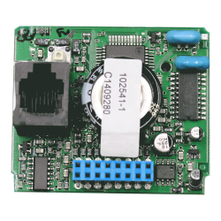 Eine grüne Leiterplatte mit verschiedenen elektronischen Komponenten, einschließlich eines RJ45-Steckverbinders und Kondensatoren, sowie einem weißen Etikett mit Zahlen in der Mitte.