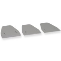 Drei graue, rechteckige Metallplatten mit abgerundeten Ecken und jeweils zwei Löchern an einer Seite, auf weißem Hintergrund.
