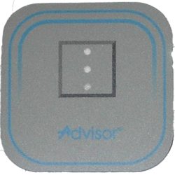 Graues quadratisches Klebepad mit abgerundeten Ecken und blauen Verzierungslinien, drei vertikal angeordneten weißen Punkten in der Mitte und dem Wort "advisor" am unteren Rand.
