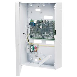 Ein offenes weißes Metallgehäuse mit einer montierten Leiterplatte, mehreren Drähten und einem Transformator im Inneren, typisch für elektronische Steuerungssysteme.